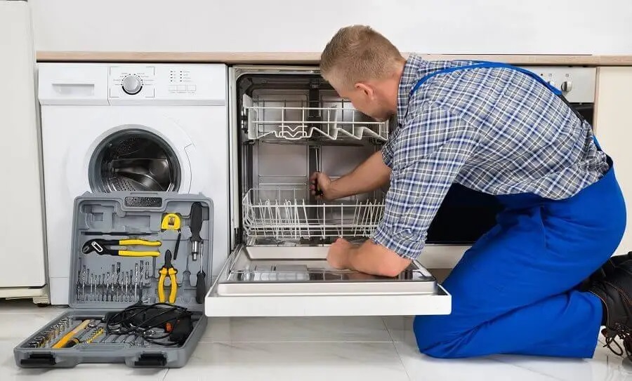 Bağcılar Electrolux servisi teknisyen ekibi beyaz eşya tamiri yaparken